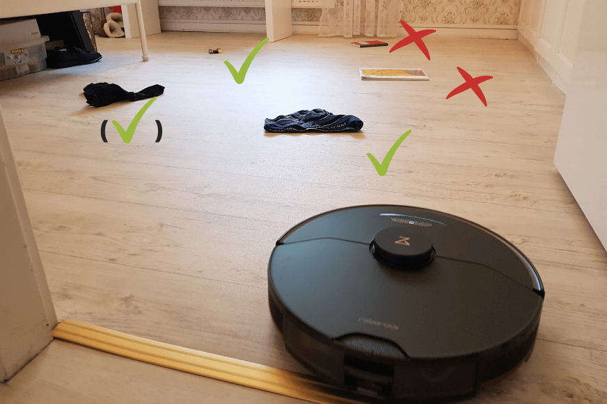 Der Roborock S7 MaxV beim Objekterkennungstest von flachen Gegenständen